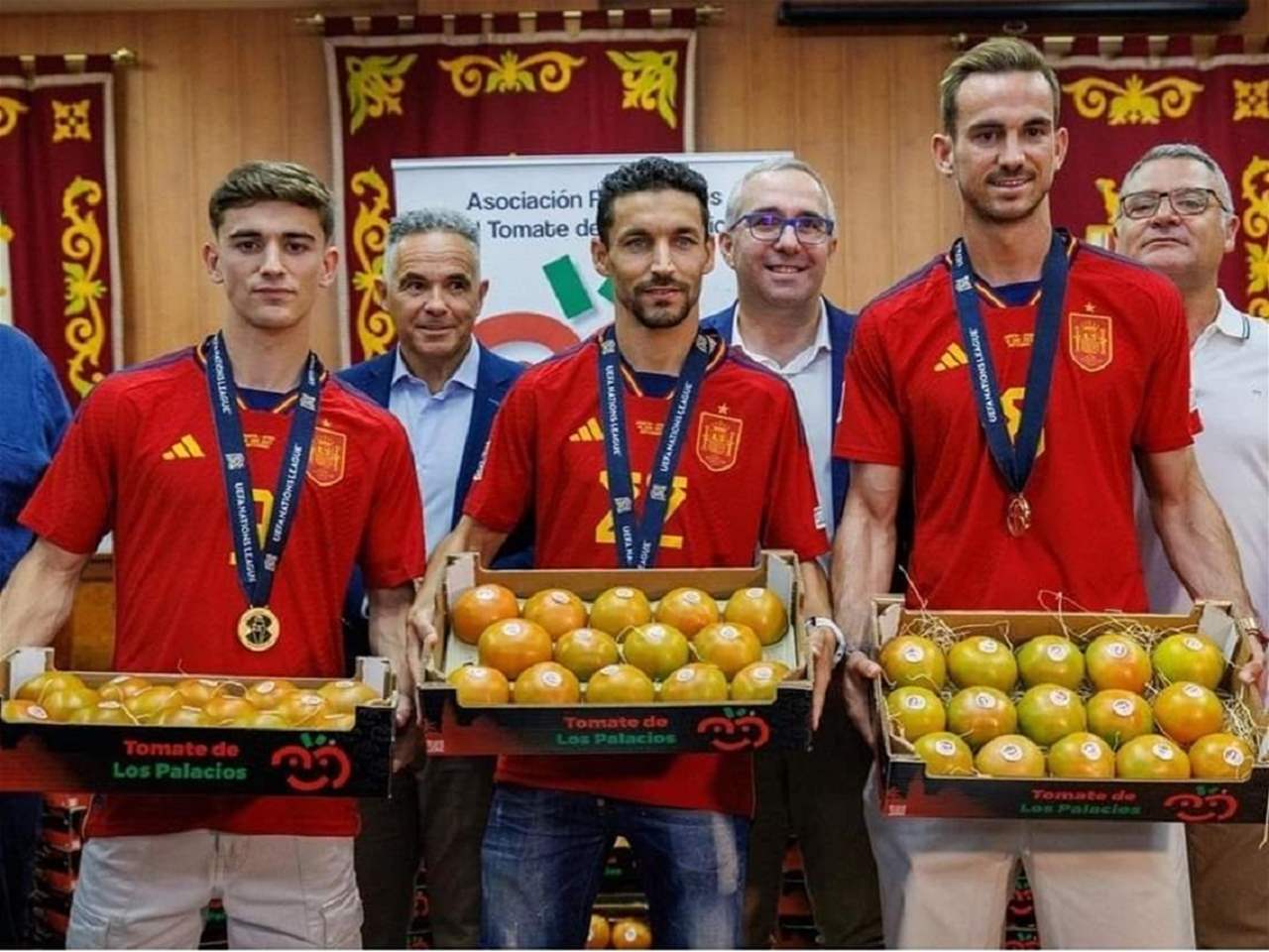 &quot;وزنك طماطم&quot; هدية لنجوم منتخب اسبانيا نظير اللقب الاوروبي !!
