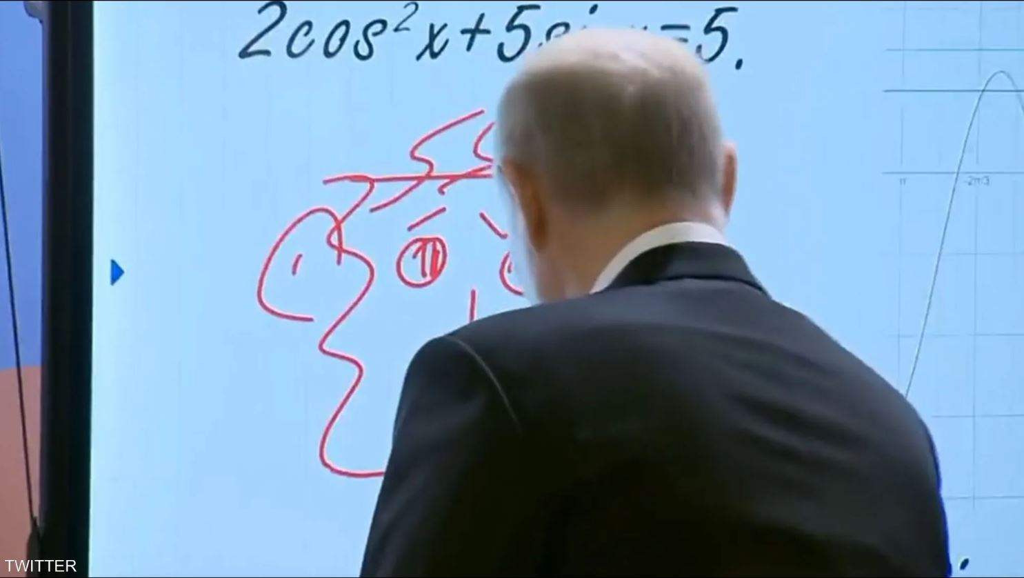 فيديو.. بوتين يتوقف ليرسم وجها &quot;مضحكا&quot; في منتدى تكنولوجي