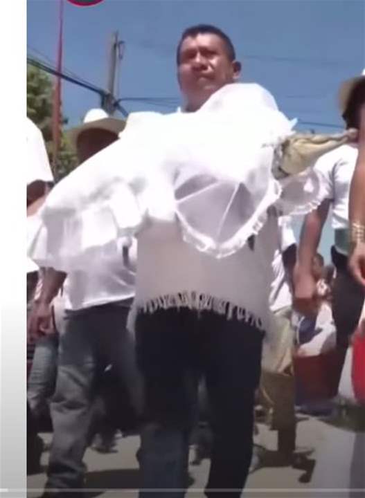 بالفيديو - زواج رئيس بلدية بالمكسيك من &quot;أنثى تمساح&quot; 