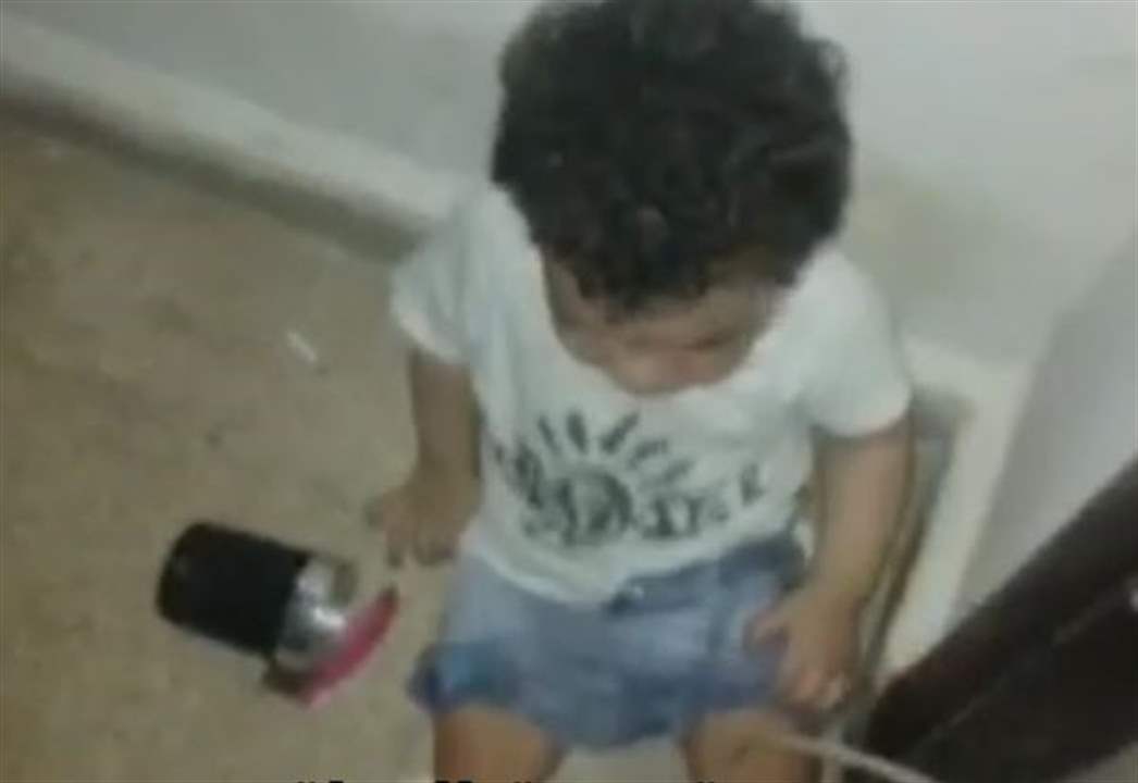 بالفيديو - تعنيف طفلة بشكل وحشي على يد والدتها