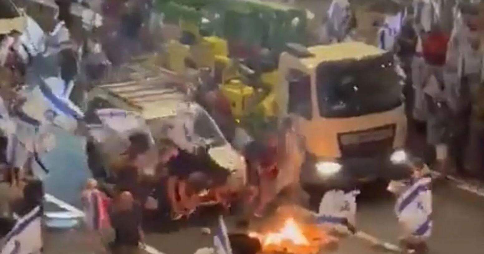بالفيديو.. سيارة تقتحم مظاهرة وتدهس محتجين في إسرائيل