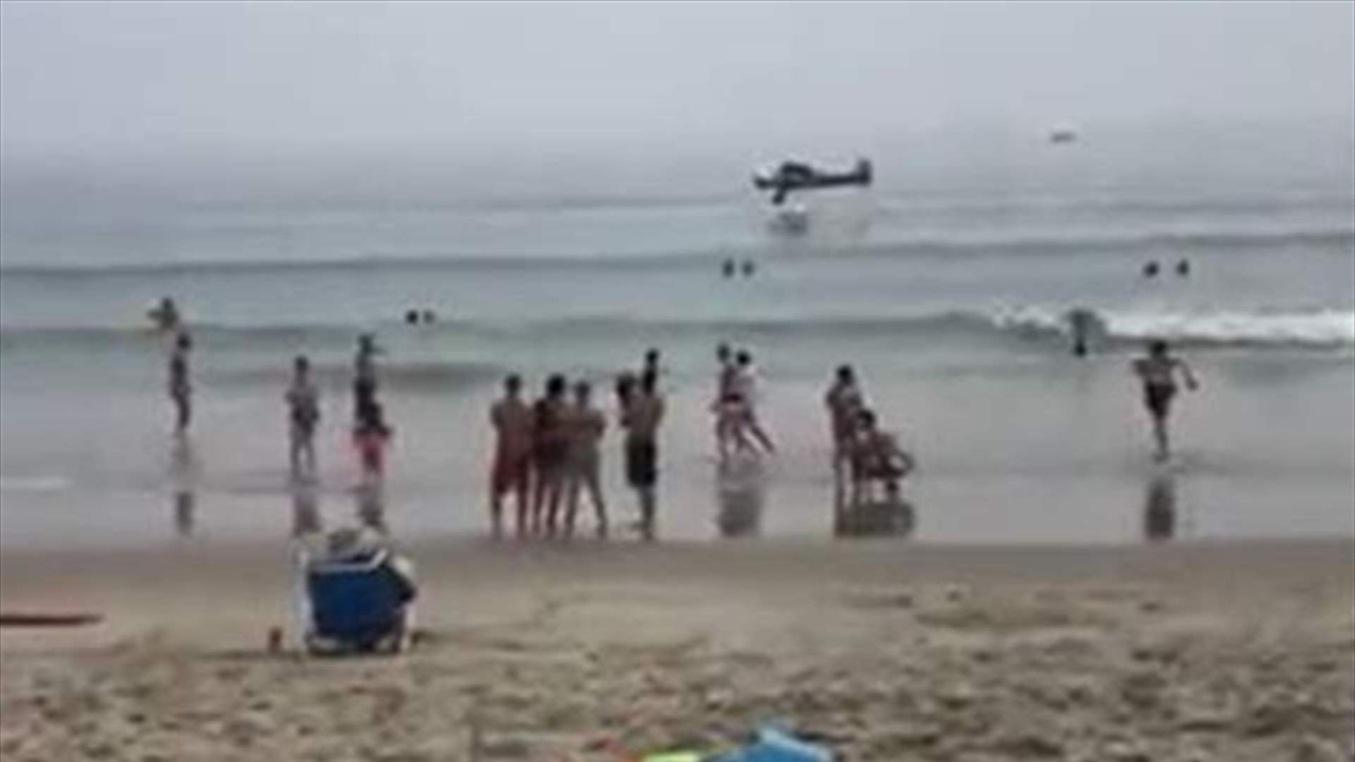 فيديو يوّثق لحظة تحطم طائرة على شاطئ مزدحم في أميركا 