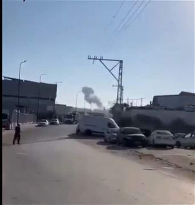 لحظة سقوط صواريخ من غزة على مستوطنات الاحتلال في الضفة وفيديو يوّثق المشهد 