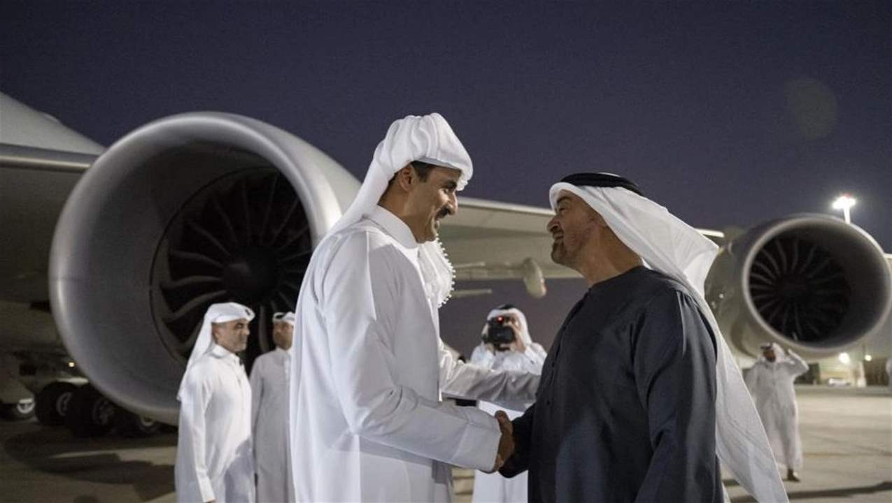 بالفيديو - أمير قطر يصل الإمارات ومحمد بن زايد في مقدمة مستقبليه
