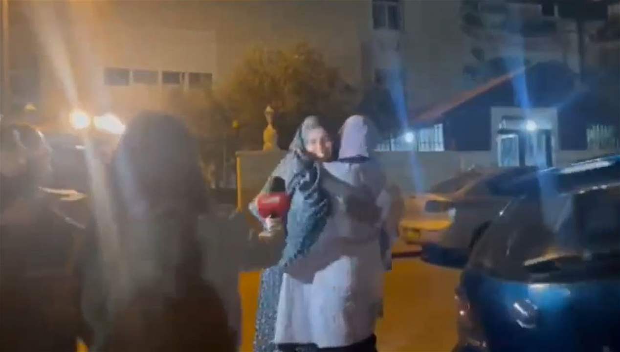 بالفيديو - لحظة لقاء الأسيرة مرح باكير من القدس بعائلتها بعد الإفراج عنها ضمن صفقة تبادل الأسرى 