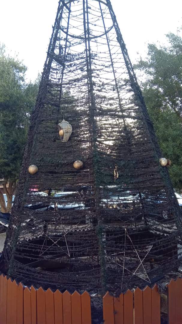 بالفيديو - إحراق شجرة الميلاد في ساحة كنيسة مار جاورجيوس في الميناء