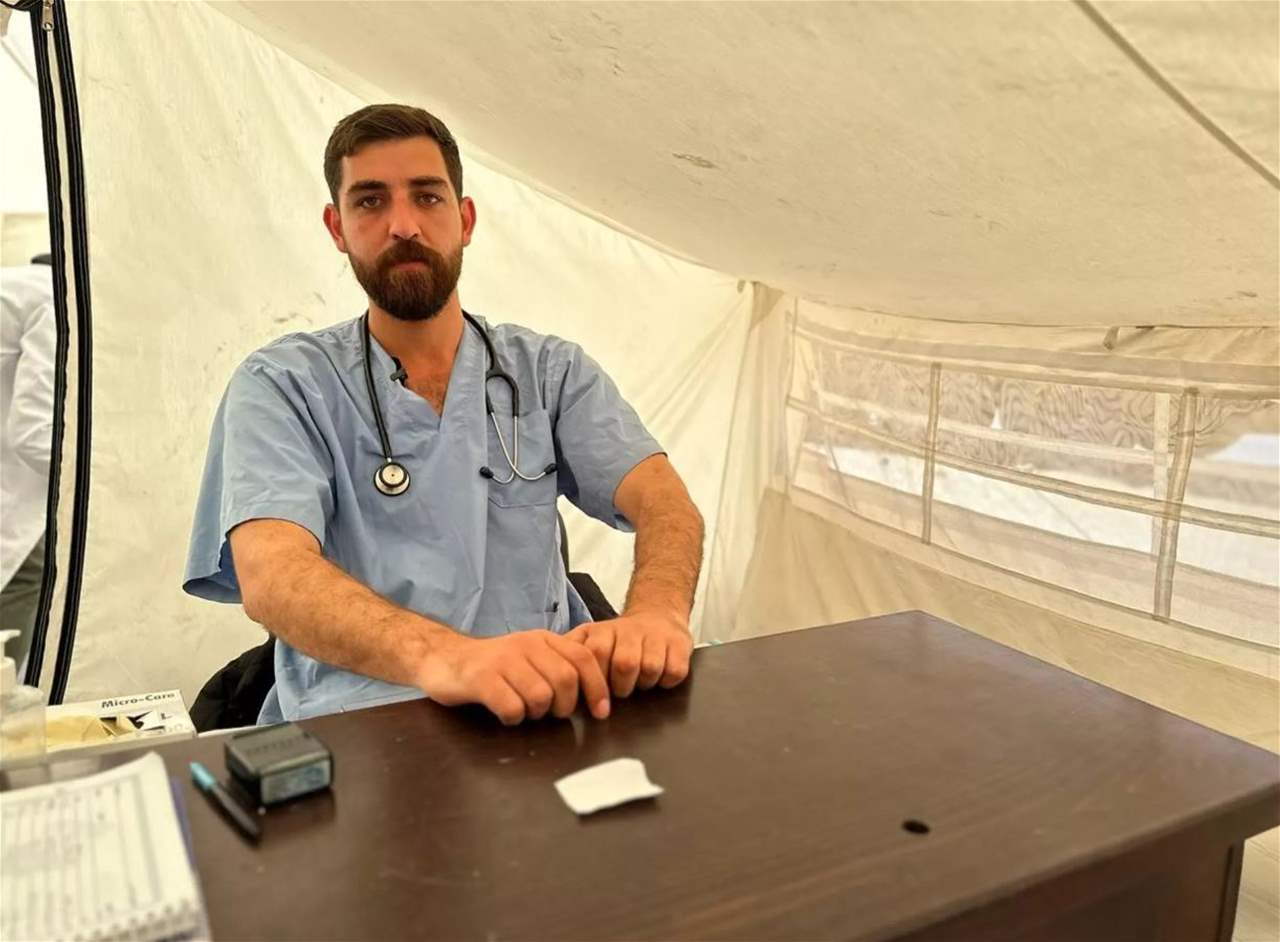  صور - طبيب يحول خيمته إلى عيادة مجانية لعلاج الأطفال النازحين في رفح