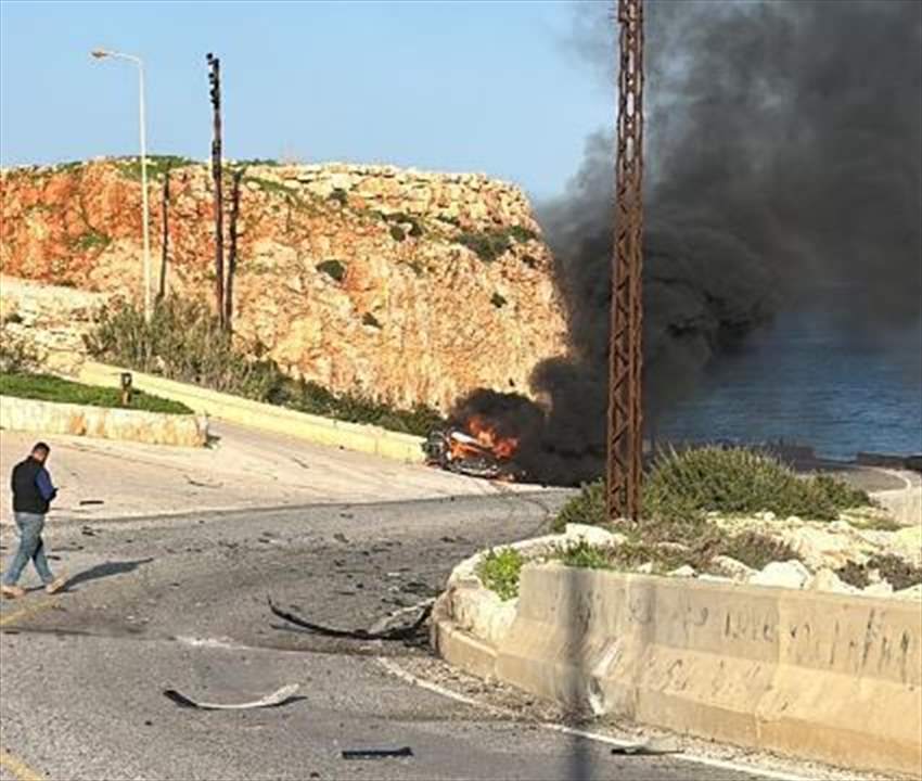 بالصور- ثلاثة شهداء جراء استهداف مسيرة إسرائيلية معادية سيارة أول بلدة الناقورة