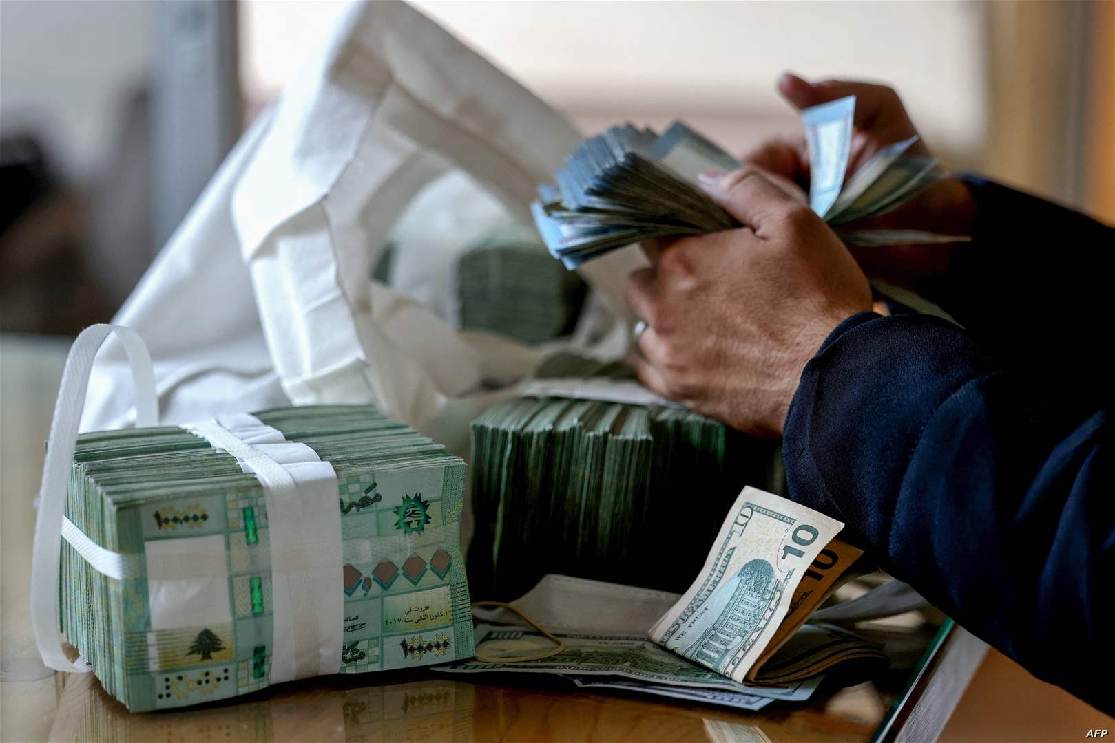 بلومبيرغ: الليرة اللبنانية تتصدّر قائمة أسوأ العملات! 