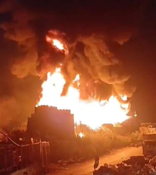 بالفيديو - النيران تستعر في بورة قرب المدينة الرياضية وفرق الاطفاء تعمل على اخماد النيران