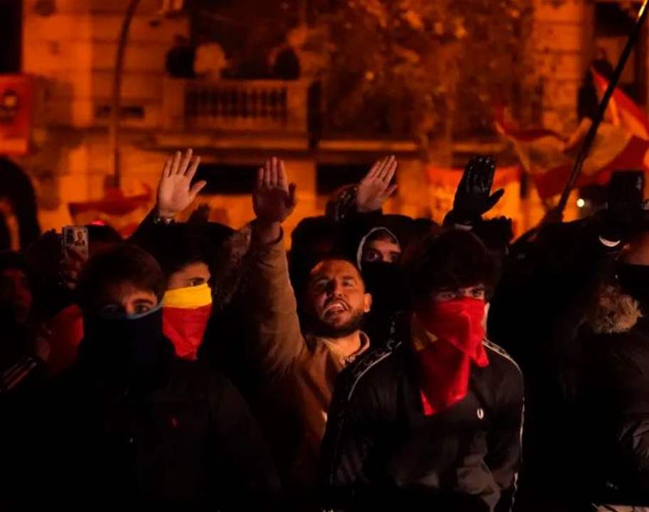 مظاهرات حاشدة في مدريد تدعو رئيس الوزراء لعدم الاستقالة 