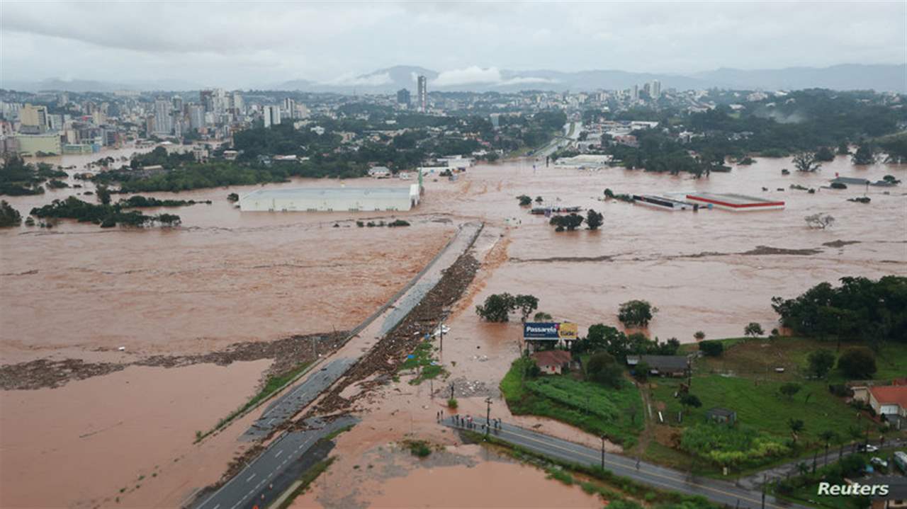 بالفيديو والصور- عشرات القتلى و المفقودين جراء الفيضانات في البرازيل