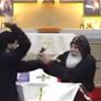 بالفيديو - كاهن يتعرّض لعملية طعن خلال الذبيحة الإلهية في أستراليا