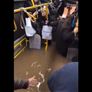 بالفيديو: ركاب عالقون وسط حافلة بسبب الفيضانات 