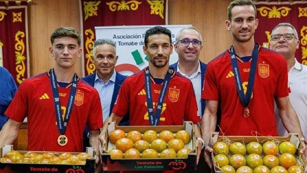 "وزنك طماطم" هدية لنجوم منتخب اسبانيا نظير اللقب الاوروبي !!
