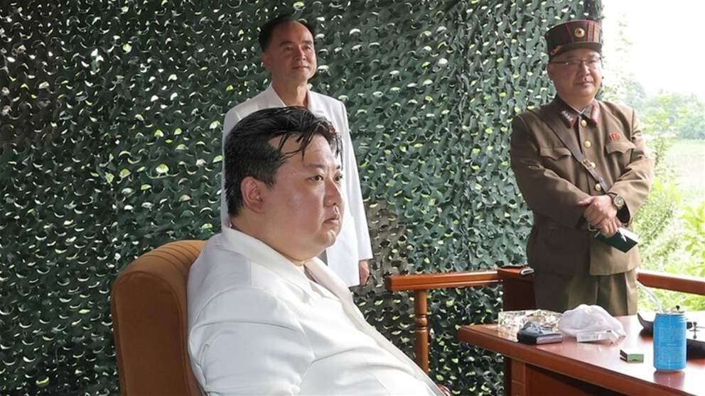 كوريا الشمالية تعلن إطلاق صاروخ عابر للقارات تحت إشراف كيم جونغ أون