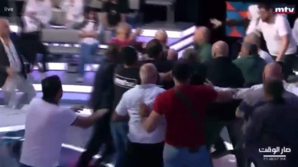 بالفيديو : اشكال كبير  وتضارب بالأيدي بين وئام وهاب وسيمون ابو فاضل 