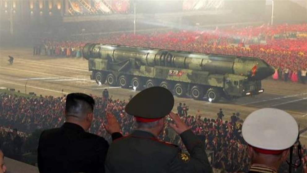  كيم يشرف على عرض عسكري يضم مسيّرات جديدة وصواريخ بالستية عابرة للقارات