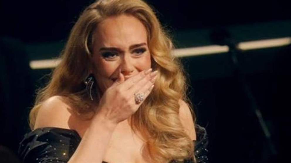 أديل تجهش بالبكاء على المسرح خلال حفلها في لاس فيغاس