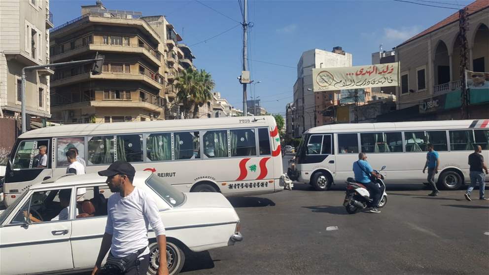 سائقو الباصات يقطعون الطريق في طرابلس بسبب الاعتداءات على خط جونيه- جبيل