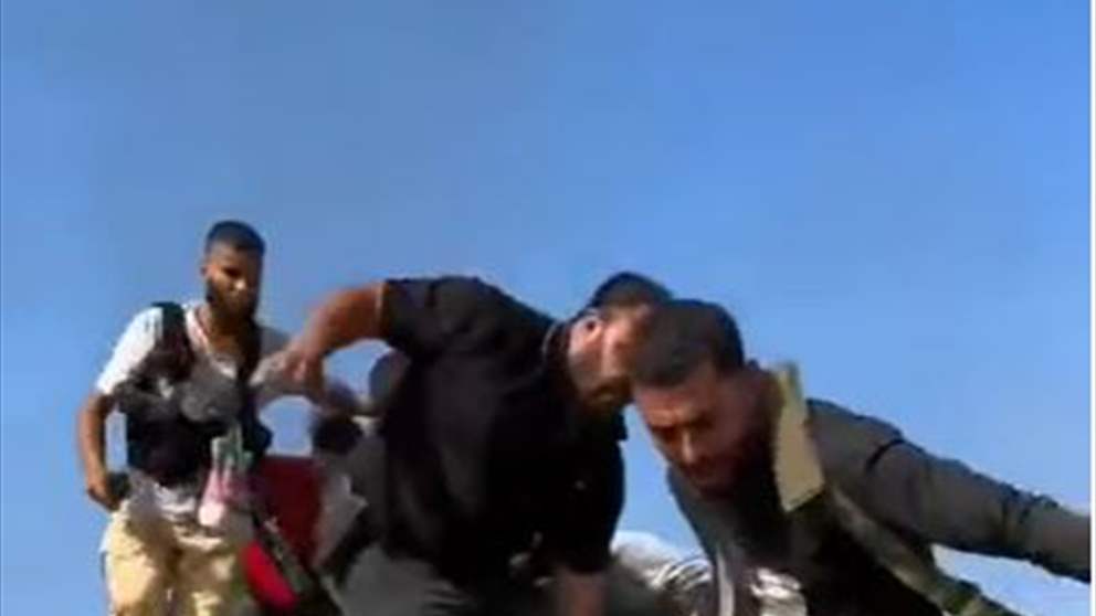 بالفيديو - لحظة سحب جندي إسرائيلي من داخل دبابة بعد تدميرها على حدود قطاع غزة  