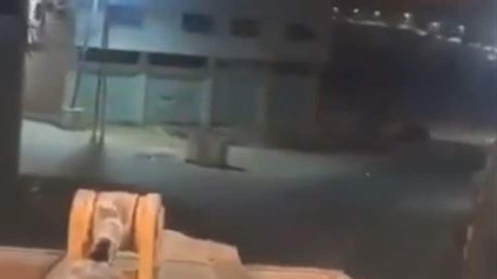 بالفيديو - مقاوم فلسطيني يقتحم بجرافة حاجزاً عسكرياً للاحتلال في الخليل ويوثق عمليته عبر البث المباشر