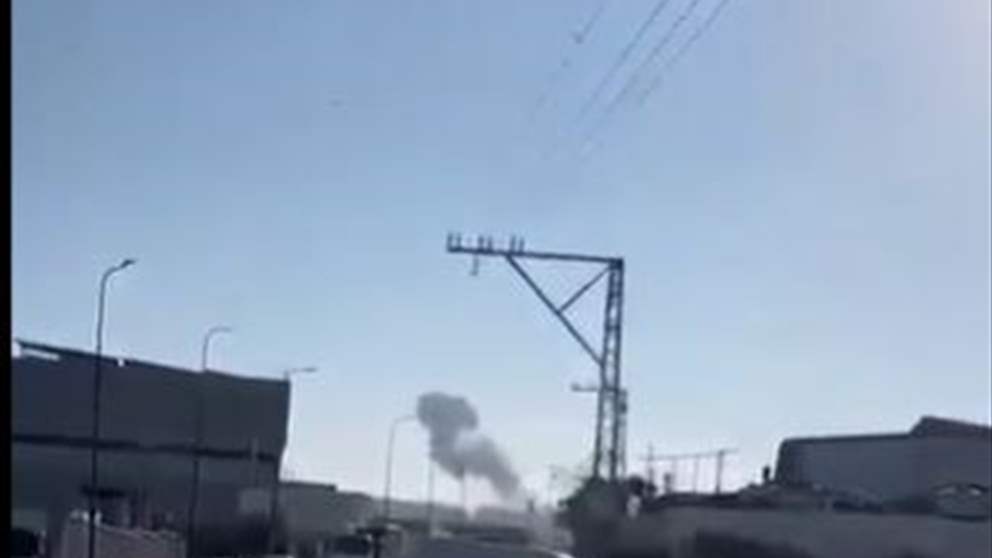 لحظة سقوط صواريخ من غزة على مستوطنات الاحتلال في الضفة وفيديو يوّثق المشهد 