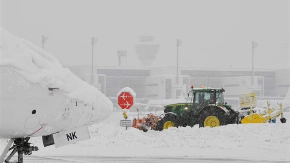 بالفيديو - طائرة "تجمدت بمكانها" في مطار ميونيخ وسط الثلوج المتراكمة 