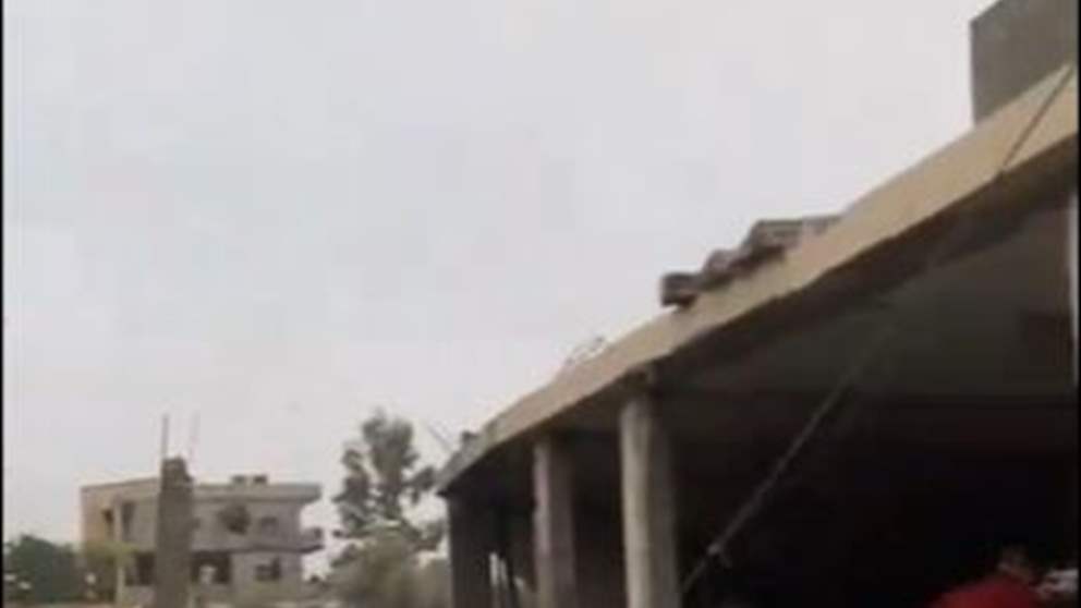 بالفيديو- المنزل الذي استهدفه العدو الاسرائيلي بعد ظهر اليوم في بلدة زبقين الجنوبية
