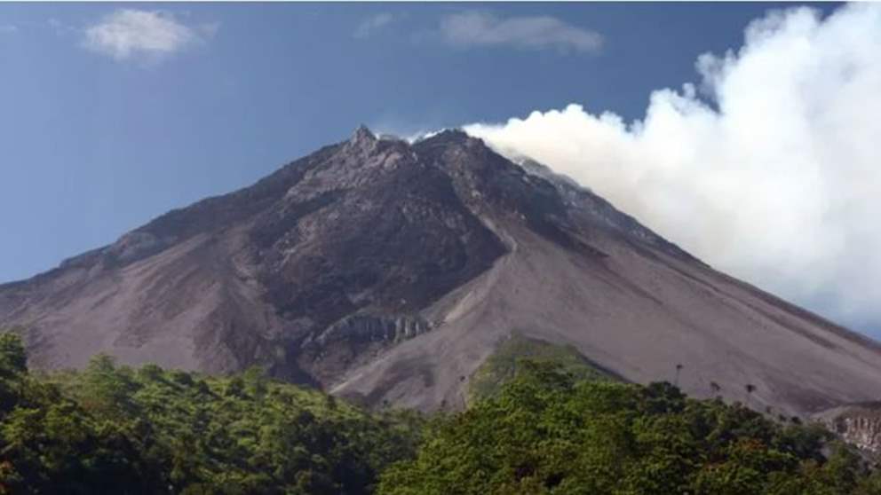 بالفيديو - ثوران بركان ميرابي.. مفقودون وأعمدة رماد بيضاء