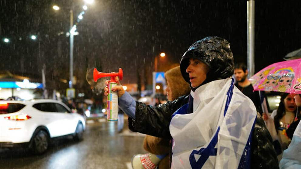 شاهد - تحت زخات المطر... تل أبيب تشهد تظاهر المئات رفضاً لسياسة نتنياهو 