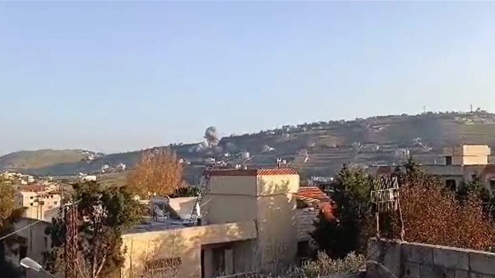 بالفيديو - مشاهد توثق غارة "إسرائيلية" جديدة على محيط بلدة مارون الراس 