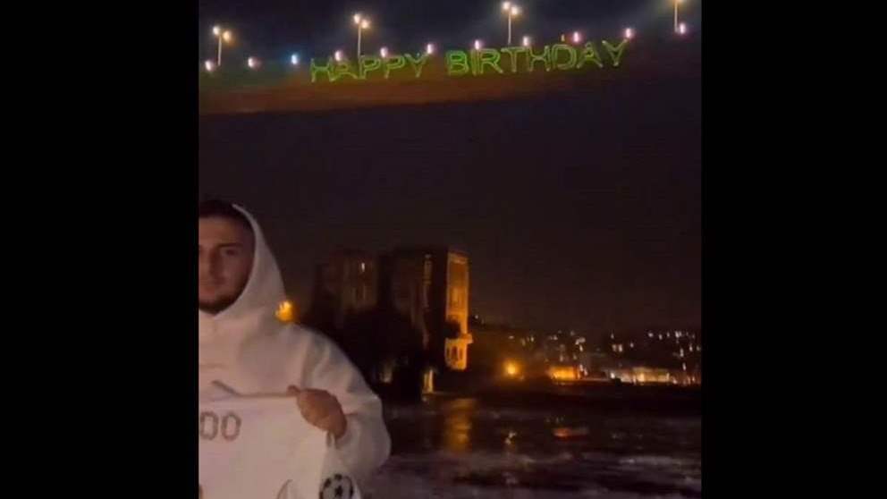 فيديو - مشجع يُضيء الجسر احتفالاً بميلاد رونالدو !