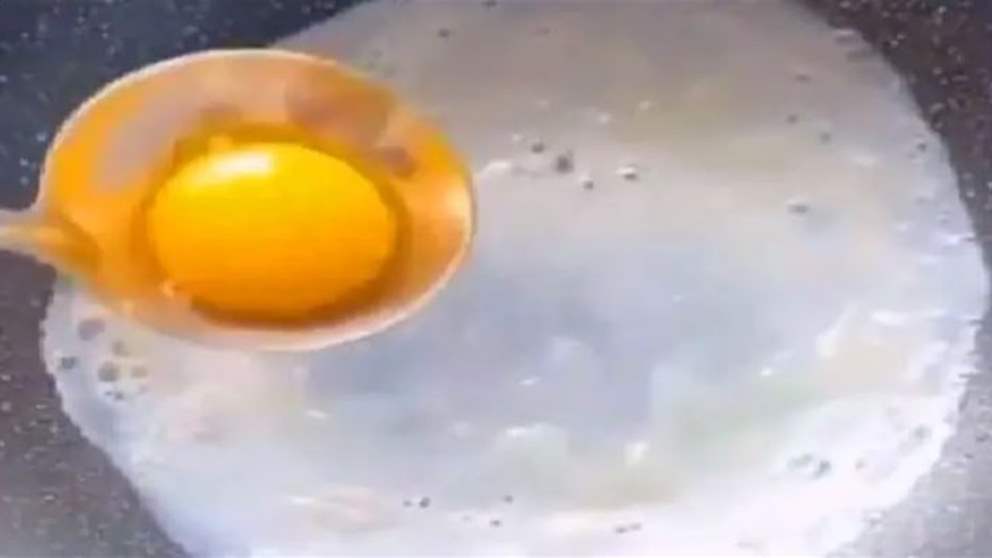 بالفيديو - طريقة جديدة لقلي البيضة .. ينطوي البياض فيها على الصفار