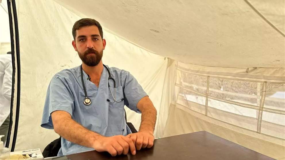  صور - طبيب يحول خيمته إلى عيادة مجانية لعلاج الأطفال النازحين في رفح