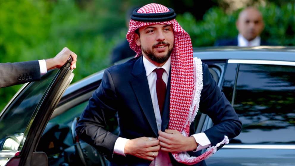 الأمير الحسين  يشارك في جنازة والد الأميرة رجوة في الرياض 