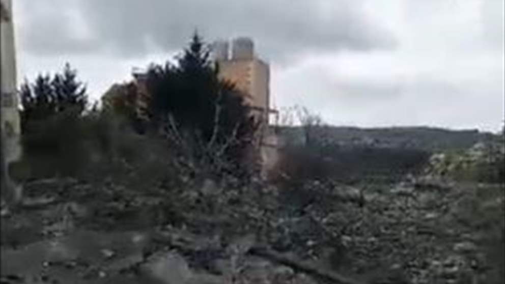 بالفيديو - آثار  الدمار جراء استهداف غارة اسرائيلية معادية لمنزل في بلدة طيرحرفا فجر اليوم