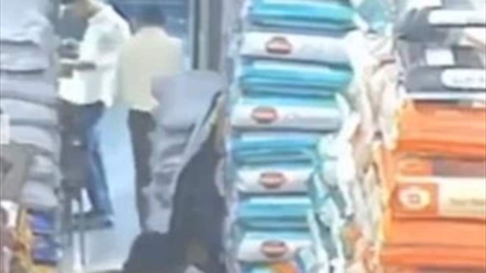 بالفيديو- سقوط أكثر من 40 كيس أرز فوق سيدة داخل متجر 