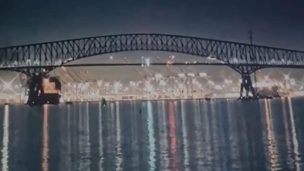 بالفيديو - انهيار جسر عقب إصطدام سفينة به! 