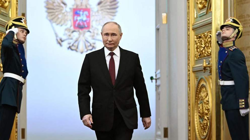 بالصورة - من هو الشخص الذي خالف بوتين البروتوكول ليصافحه في حفل تنصيبه؟