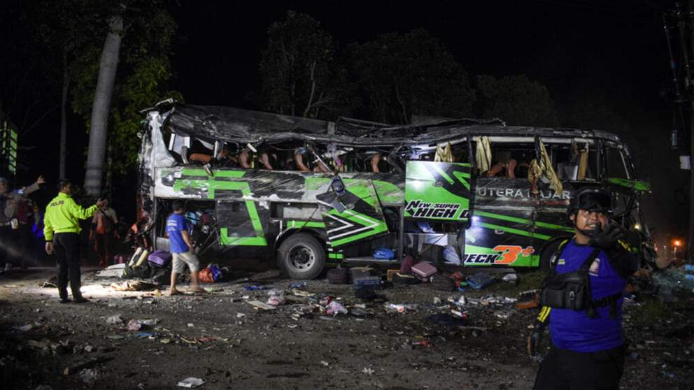 بالصورة - 11 قتيلاً بينهم 9 تلامذة في إندونيسيا! 