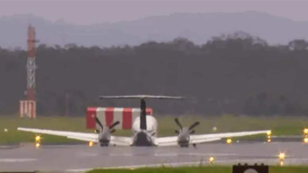  بالفيديو - طائرة تهبط من دون عجلات... وهذا ما فعلته لتفادي اندلاع حريق