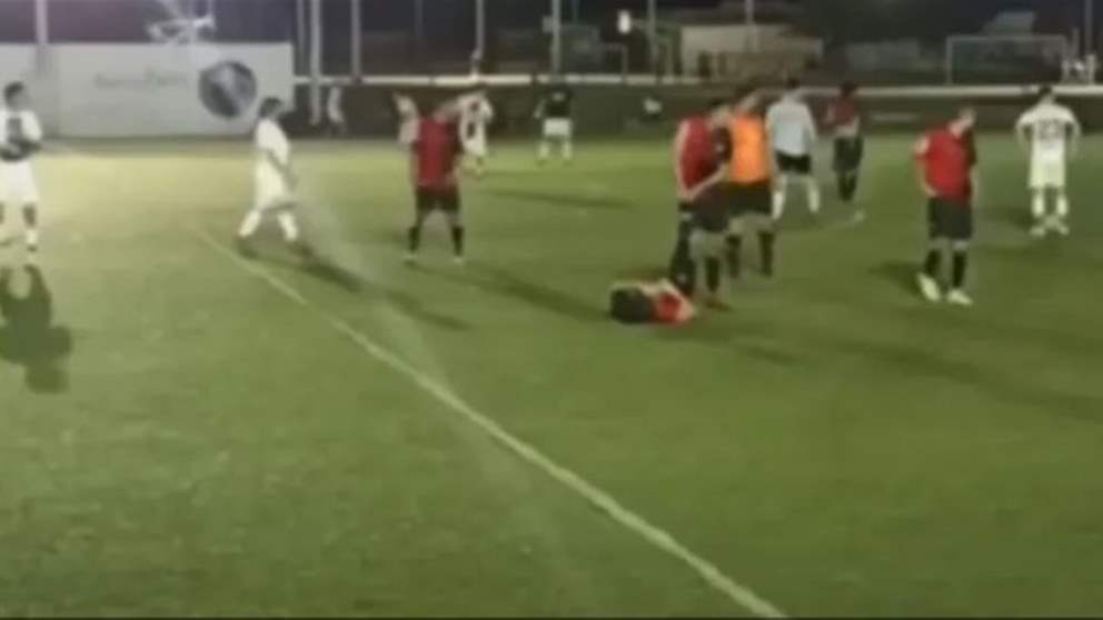 بالفيديو - مقتل مدرب رميا بالرصاص خلال مباراة لكرة القدم