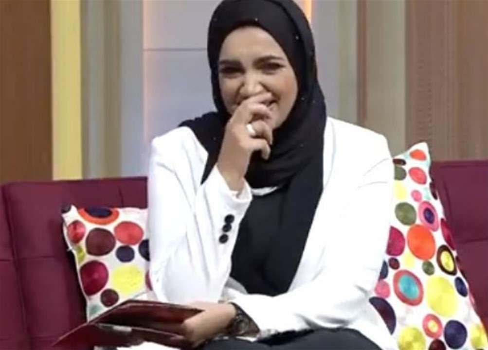 فيديو نوبة ضحك هستيرية من مذيعة يضع ضيفها في موقف محرج Lebanon News 