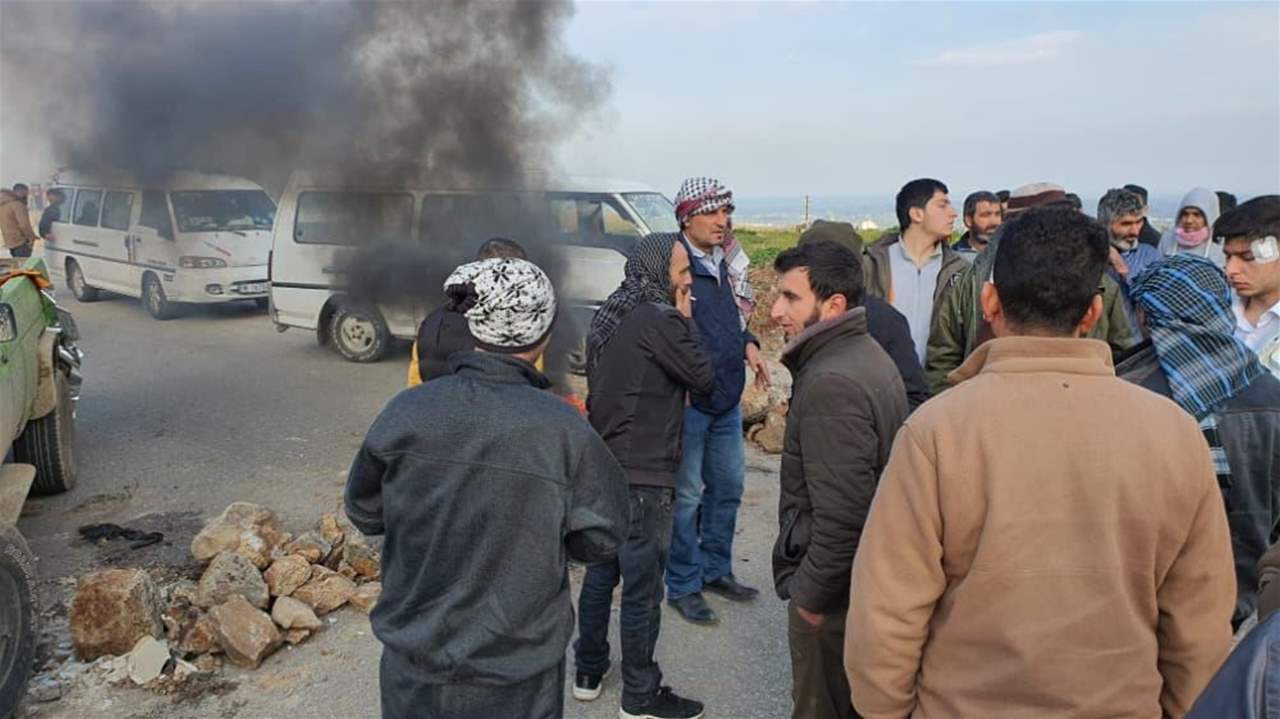 بالصور-  جرحى وذوو ضحايا انفجار التليل يقطعون طريق حلبا -القبيات 