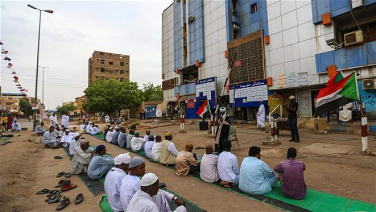 بالفيديو ـ سودانيون يؤدون صلاة عيد الفطر في الخرطوم على وقع أصوات القذائف