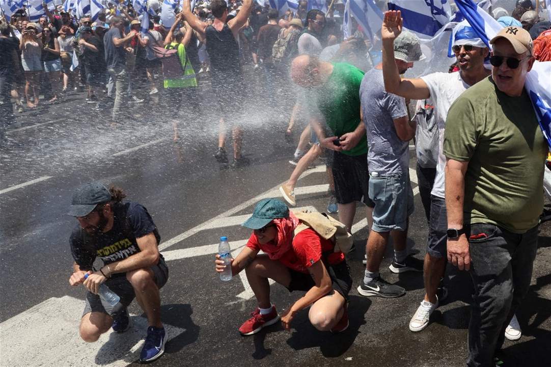 بخراطيم المياه..الشرطة الإسرائيلية تتصدى للمحتجين على قانون الإصلاح القضائي وسط تل أبيب