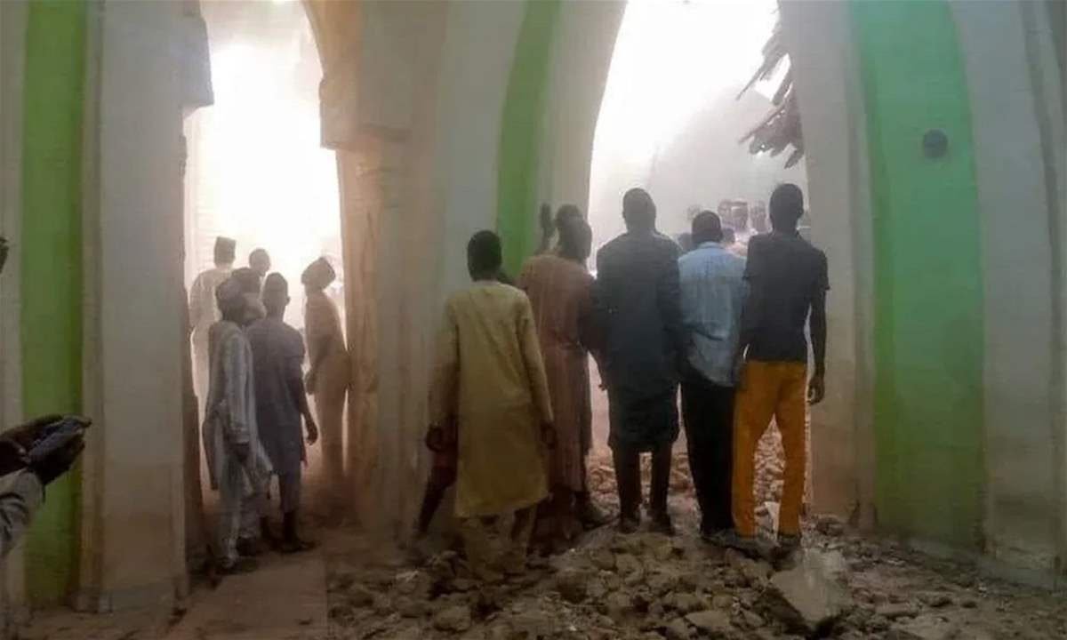 بالفيديو - قتلى وجرحى بعد انهيار مسجد في نيجيريا  