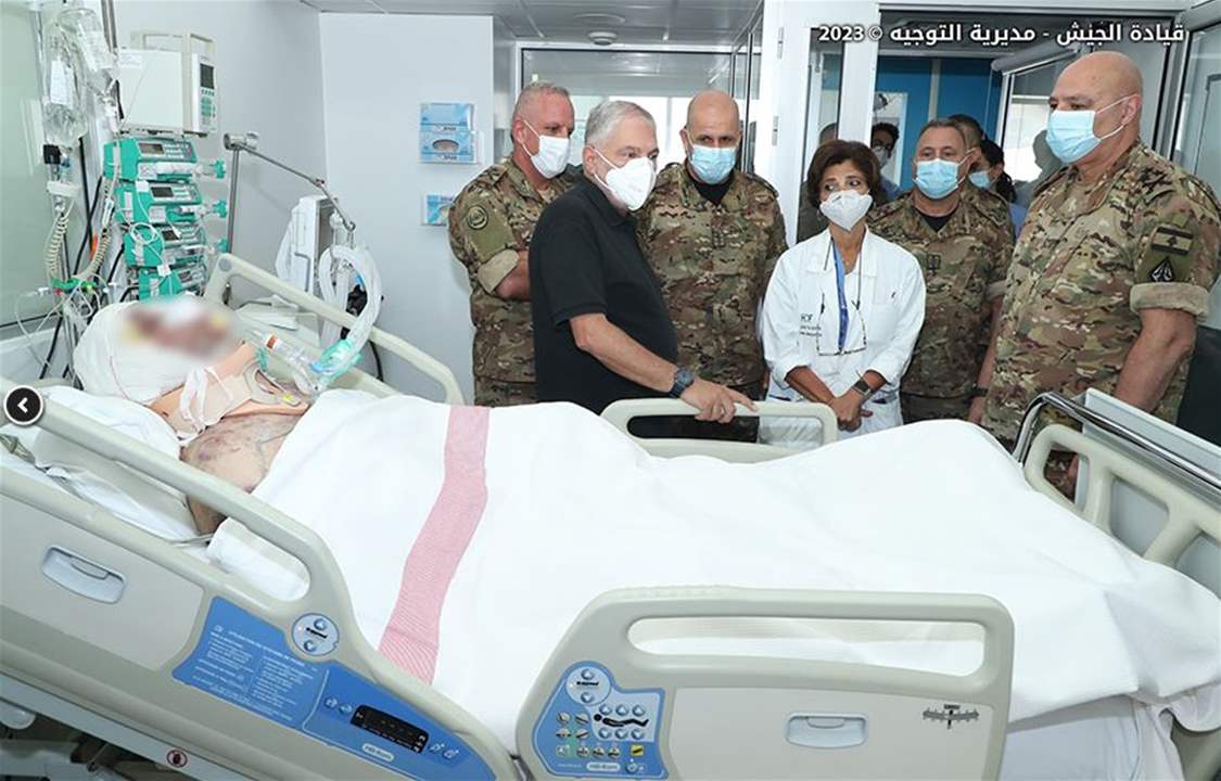 قائد الجيش زار المعاون الجريح أحمد صيدح في مستشفى أوتيل ديو