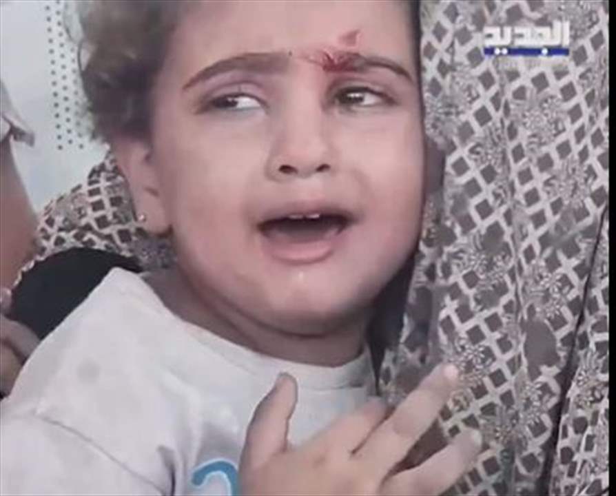 &quot; طمنوني على ماما&quot;...  بالفيديو - طفلة تسأل عن والدتها بعد قصف الاحتلال الإسرائيلي لمنزلها في قطاع غزة 